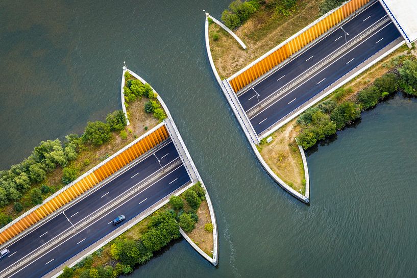 Luchtfotografie van een Aquaduct Veluwemeer in Nederland door drone piloot FlightMedia