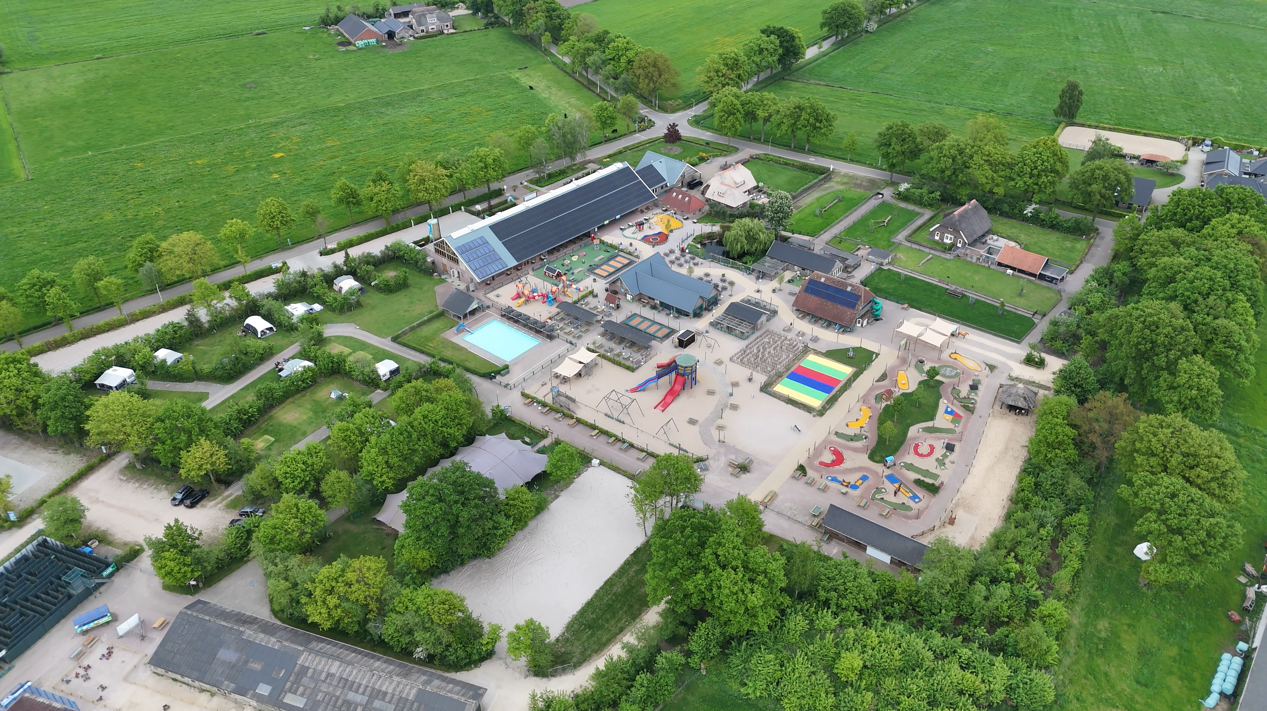 dronevideo gemaakt door flightmedia van het speelpark de Flierefluiter